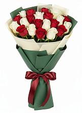 Букет Микс из красных и белых роз в Семеновское