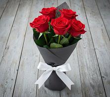 Букет 5 Красных роз Эдлесс Лав в Семеновское